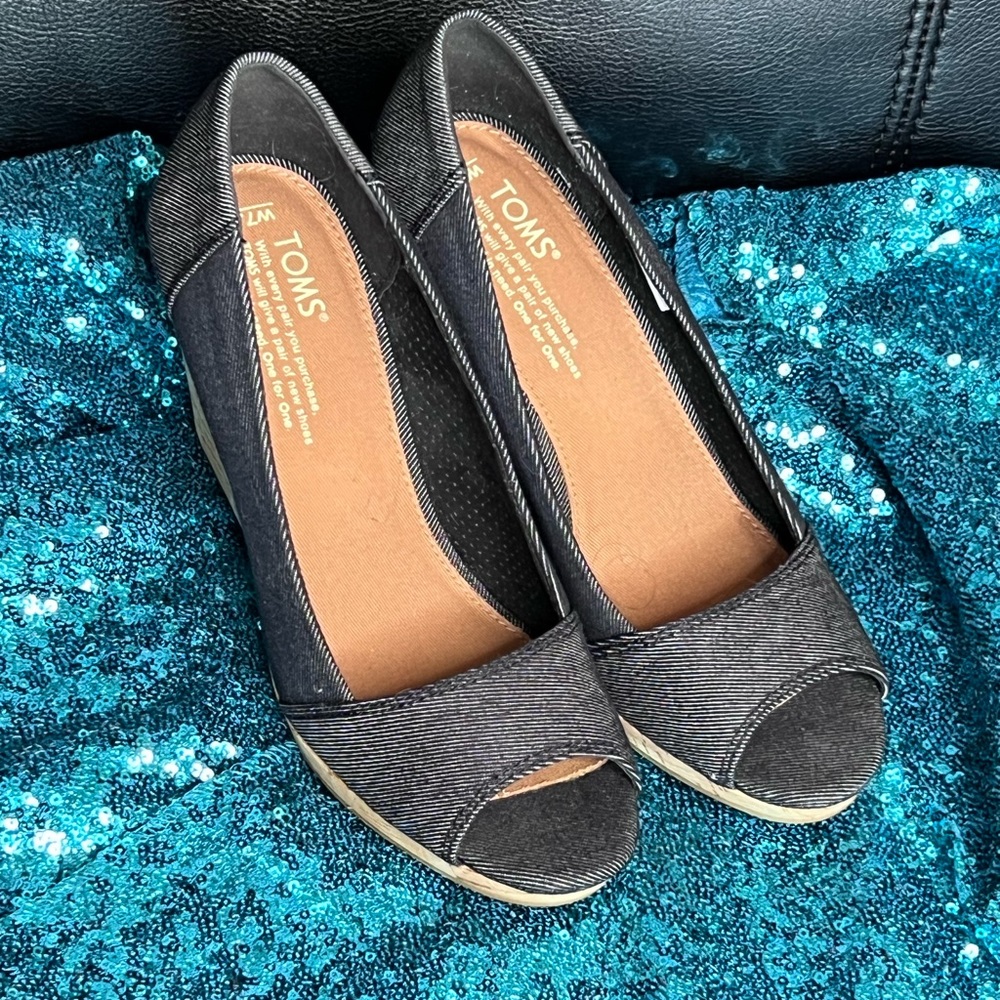 TOMS Women's Black Peep Toe Wedges
